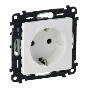 Legrand Valena Life 2P+F csatlakoz&oacute;aljzat biztons&aacute;gi zsaluval, csavaros vezet&eacute;kbek&ouml;t&eacute;ssel, feh&eacute;r (753124)