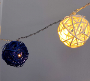 IRIS Gömb alakú fonott/rattan/4m/fehér + kék/20db LED-es/3xAA elemes fénydekoráció  (101-04)