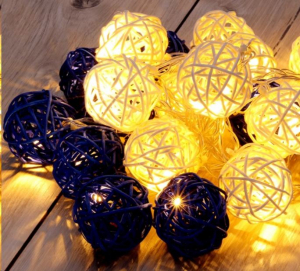 IRIS Gömb alakú fonott/rattan/4m/fehér + kék/20db LED-es/3xAA elemes fénydekoráció  (101-04)