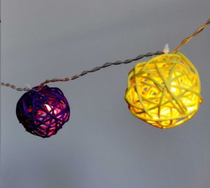 IRIS Gömb alakú fonott/rattan/4m/több színű/20db LED-es/3xAA elemes fénydekoráció  (101-02)