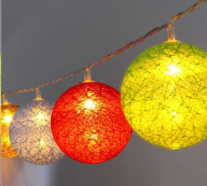 IRIS Gömb alakú 6cm/színes fonott/1,5m/barna-piros-kék-zöld/10db LED-es/USB-s fénydekoráció  (104-13)