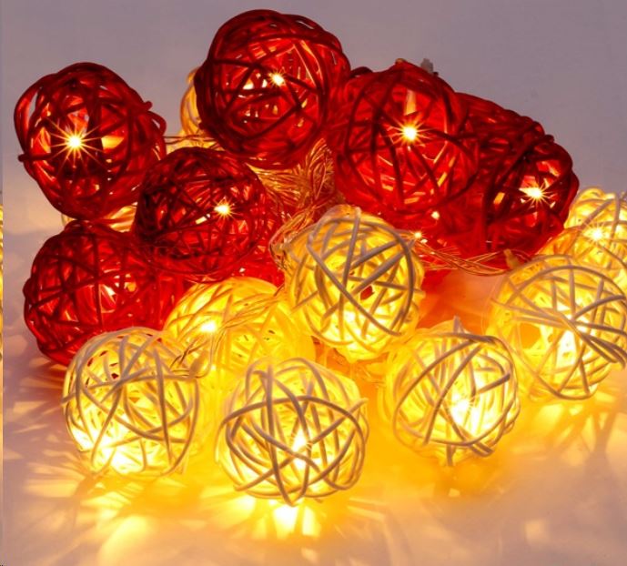 IRIS Gömb alakú fonott/rattan/4m/fehér + piros/20db LED-es/3xAA elemes fénydekoráció  (101-07)