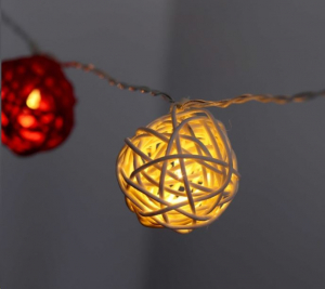 IRIS Gömb alakú fonott/rattan/4m/fehér + piros/20db LED-es/3xAA elemes fénydekoráció  (101-07)