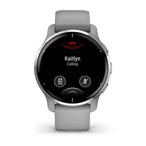 Garmin Venu 2 Plus púderszürke ezüst kerettel, és púderszürke szilikon szíjjal (010-02496-10)