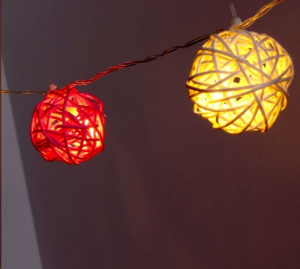 IRIS Gömb alakú fonott/rattan/4m/fehér/20db LED-es/3xAA elemes fénydekoráció  (101-01)