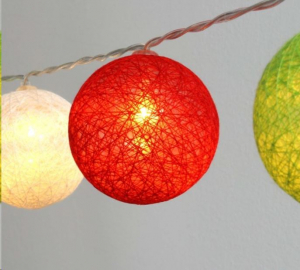 IRIS Gömb alakú 6cm/színes fonott/3m/piros-fehér-zöld/20db LED-es/USB-s fénydekoráció  (104-32)