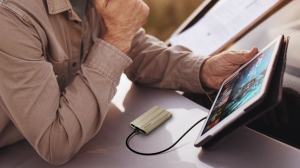 1TB Samsung T7 Shield külső SSD meghajtó bézs (MU-PE1T0K/EU)