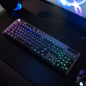 Logitech G815 LIGHTSYNC Amerikai nemzetközi Tactile Gamer billentyűzet fekete (920-008992)