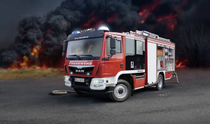 Revell Schlingmann HLF 20 Varus 4x4 Aut&oacute;modell &eacute;p&iacute;tők&eacute;szlet 1:24 (07452)