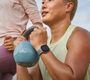 Fitbit versa 4 okosóra Waterfall Blue / Platinum Aluminum (FB523SRAG)