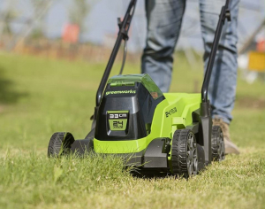 Greenworks GD24LM33K2 akkumulátoros fűnyíró, fűgyűjtős, 24V, 33 cm, akkuval és töltővel (2516107UA-GW)