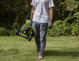 Greenworks GD24LM33K2 akkumulátoros fűnyíró, fűgyűjtős, 24V, 33 cm, akkuval és töltővel (2516107UA-GW)