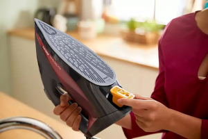 Philips DST7022/40 7000 Series gőzölős vasaló fekete-piros