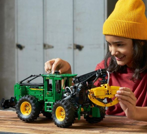 Lego Technic: John Deere 948L-II Skidder 42157