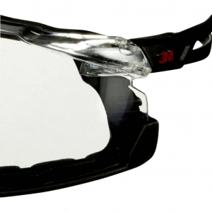 3M SecureFit SF501SGAF-BLK-FM védőszemüveg, párásodásmentes, átlátszó lencse, fekete