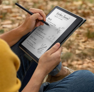 Amazon Kindle Scribe 2022 e-book olvas&oacute; 10.2" 16GB sz&uuml;rke pr&eacute;mium tollal (B09BRW6QBJ)