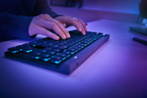 Logitech G515 LIGHTSPEED TKL Gaming vezeték nélküli US Linear billentyűzet fekete (920-012540)