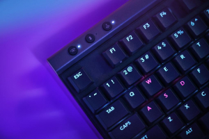 Logitech G515 LIGHTSPEED TKL Gaming vezeték nélküli US Linear billentyűzet fekete (920-012540)