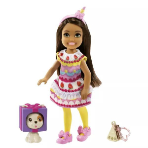 Mattel Barbie Chelsea Club: Barna hajú baba torta jelmezben kutya figurával (236542)