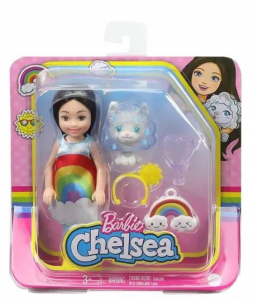 Mattel Barbie Chelsea Club: Barna hajú baba szivárvány jelmezben cica figurával (236539)