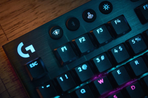Logitech G915 X Lightspeed TKL amerikai nemzetk&ouml;zi Clicky billentyűzet fekete (920-012757)