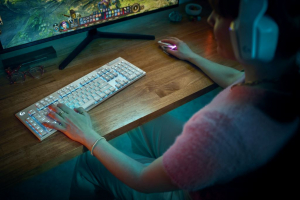 Logitech G915 X Lightspeed vezeték nélküli amerikai nemzetközi Tactile billentyűzet fehér (920-012690)