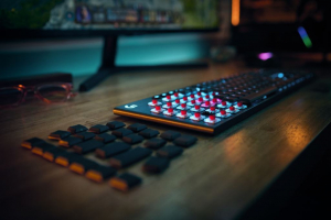 Logitech G915 X Lightspeed vezet&eacute;k n&eacute;lk&uuml;li amerikai nemzetk&ouml;zi Tactile billentyűzet fekete (920-012676)