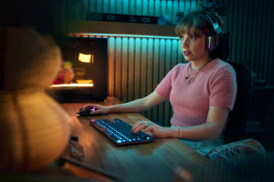 Logitech G915 X Lightspeed TKL amerikai nemzetk&ouml;zi Linear billentyűzet fekete (920-012747)