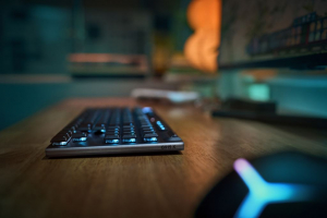 Logitech G915 X Lightspeed TKL amerikai nemzetk&ouml;zi Clicky billentyűzet fekete (920-012757)