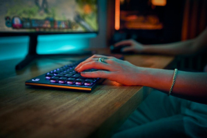 Logitech G915 X Lightspeed vezet&eacute;k n&eacute;lk&uuml;li amerikai nemzetk&ouml;zi Tactile billentyűzet fekete (920-012676)