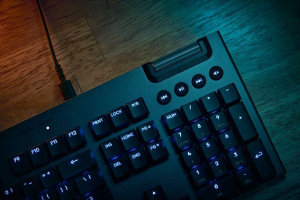 Logitech G915 X Lightspeed vezet&eacute;k n&eacute;lk&uuml;li amerikai nemzetk&ouml;zi Tactile billentyűzet fekete (920-012676)