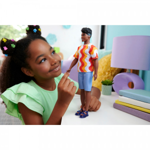 Mattel Barbie Barbie Fashionistas Ken baba kék és rózsaszín pulóverrel (HRH24)