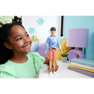 Mattel Barbie Barbie Fashionistas Ken baba kék és rózsaszín pulóverrel (HRH24)
