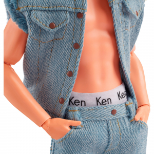 Mattel Barbie Signature The Movie - Ken baba a filmből farmer ruhában és eredeti Ken fehérneműben, játékfigura (HRF27)