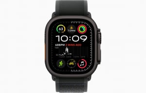 Apple Watch Ultra 2 GPS + Cellular 49mm (új bevonat) fekete titántok, fekete terep pánt S/M méret (MX4U3CM/A)