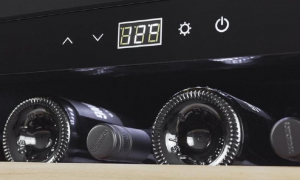 Caso Winesafe 18 EB be&eacute;p&iacute;thető borhűtő fekete (4038437006278)