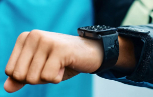 Haylou RS5 okos&oacute;ra fekete