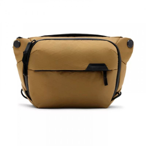 Peak Design Everyday V2 Sling 3L Coyote fot&oacute;s t&aacute;ska barna (BEDS-3-CY-3)