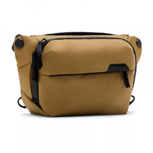Peak Design Everyday V2 Sling 3L Coyote fot&oacute;s t&aacute;ska barna (BEDS-3-CY-3)