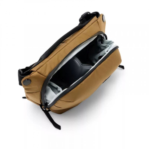 Peak Design Everyday V2 Sling 3L Coyote fot&oacute;s t&aacute;ska barna (BEDS-3-CY-3)