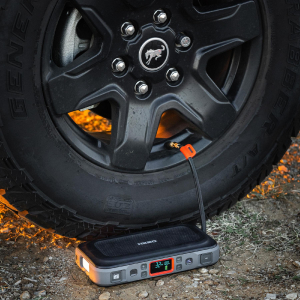 Nebo Assist-Air Jump Starter, 1500 A, 55,5 Wh akkumulátor, 120 PSI, 1x USB-A (2,1 A), 1x USB-C (20 W), 200 lm, indítás rásegítő (NEB-PBK-0004-G)