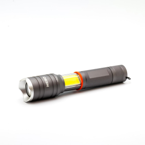 Nebo TAC SLYDE zsebl&aacute;mpa, 300 lumen, zoom, alum&iacute;nium burkolat, IPX4, 5 f&eacute;le &uuml;zemm&oacute;d, elemes műk&ouml;d&eacute;s (NEB-6746-G)