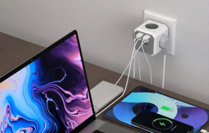 BlitzWolf BW-EC2 4x AC  2x USB-A  2x USB-C elosztó fehér-szürke