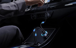 UGREEN EC307 USB-A + 2x USB-C aut&oacute;s t&ouml;ltő fekete (45843)