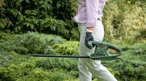 Bosch Home and Garden EasyHedgeCut 60 Elektromos S&ouml;v&eacute;nyny&iacute;r&oacute; 450 W (0600847D01)