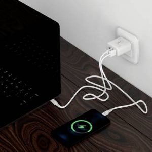 SKROSS Power Charger 65W PD GaN EU USB-s t&ouml;ltők&eacute;sz&uuml;l&eacute;k 65 W 1x USB-A, 2x USB-C Power Delivery Feh&eacute;r Belt&eacute;r (SKCH001065WPDEUCN)