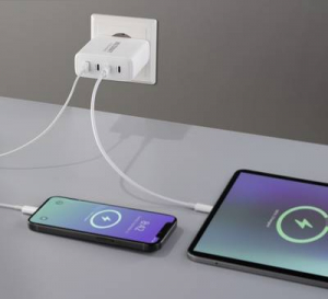 VOLTCRAFT UC-3C1A140W01 USB-s t&ouml;ltők&eacute;sz&uuml;l&eacute;k 140 W 3x USB-C, 1x USB-A USB PD 3.1 Feh&eacute;r Belt&eacute;r GaN (VC-16045350)