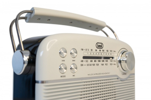 Trevi RA 7F50 BT Hordozhat&oacute; vintage napelemes r&aacute;di&oacute;, Bluetooth-tal, USB &eacute;s SD k&aacute;rtya bemenettel kr&eacute;mfeh&eacute;r sz&iacute;nben (0RA7F50001-F)