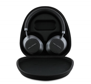 CG MOBILE KARL LAGERFELD SAFFIANO METAL LOGO bluetooth fejhallgat&oacute; SZTEREO (v5.4, mikrofon, ak&iacute;tv zajszűrő + hordtok) FEKETE (KLBHP73PSACKMK)