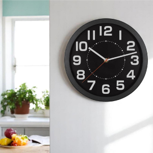 Home fali &oacute;ra, &uuml;veg előlap, kontrasztos, j&oacute;l leolvashat&oacute; sz&aacute;mlap, 1xAA elem t&aacute;pell&aacute;t&aacute;s, &aacute;tm&eacute;rő 250mm (AWC250BK)